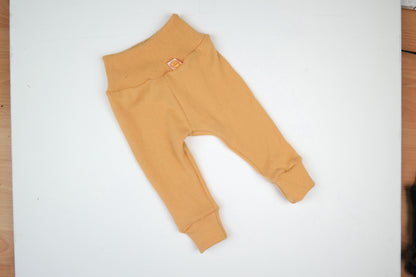 Mitwachs-Hose 62/68 aus Upcycling Kaschmir in Pfirsich-Orange mit Mini-Makel