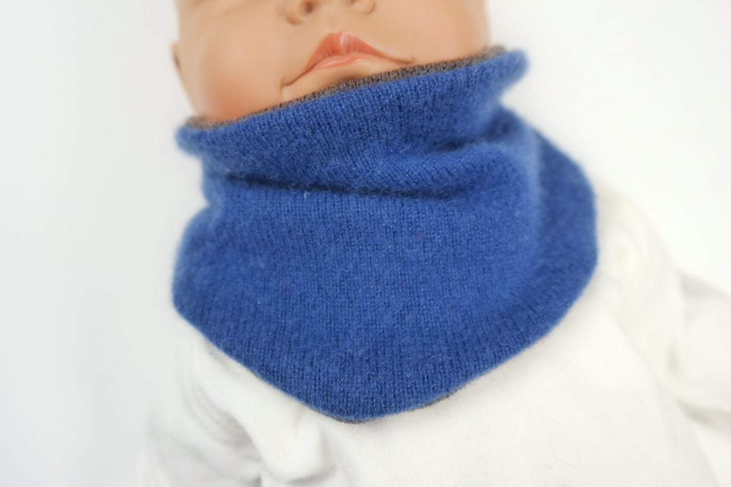 Dreieckstuch Schal mitwachsend wendbar für Babys aus Upcycling Kaschmir in Blau und Braun