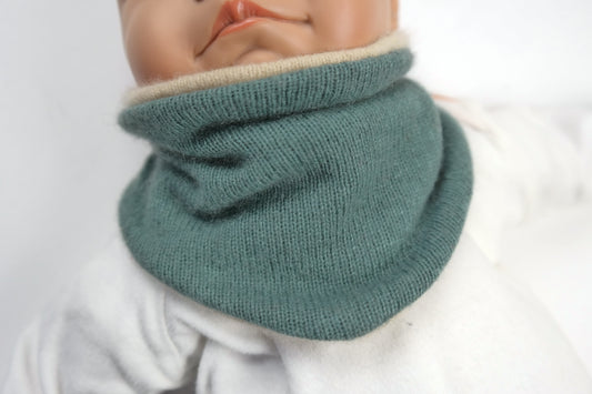 Dreieckstuch Schal mitwachsend wendbar für Babys aus Upcycling Seide & Kaschmir in Petrol und Beige