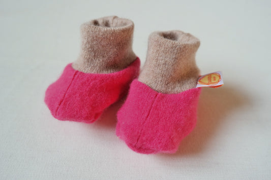 Warm baby shoes made from upcycled cashmere &amp; wool in light grey and dark green