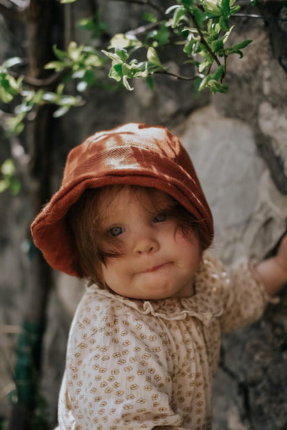 Sonnenhut Sommermütze Kleinkind KU 50-54 mit Nackenschutz aus 100 % Upcycling Merino-Wolle in Pfirsich-Orange