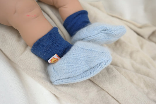 Warme Babyschuhe 0-3 M aus Upcycling Kaschmir & Wolle in Hellblau und Blau