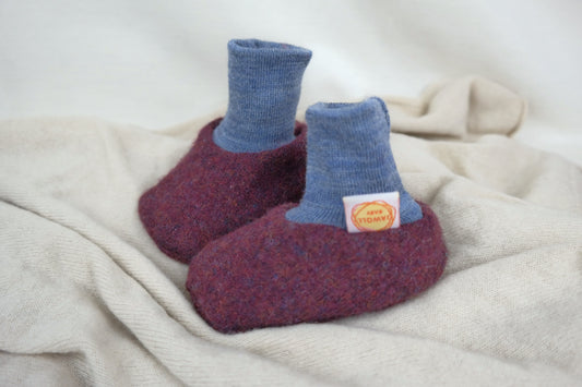 Warme Babyschuhe 3-6 M aus Upcycling Wolle in Beerenlila und Hellblau