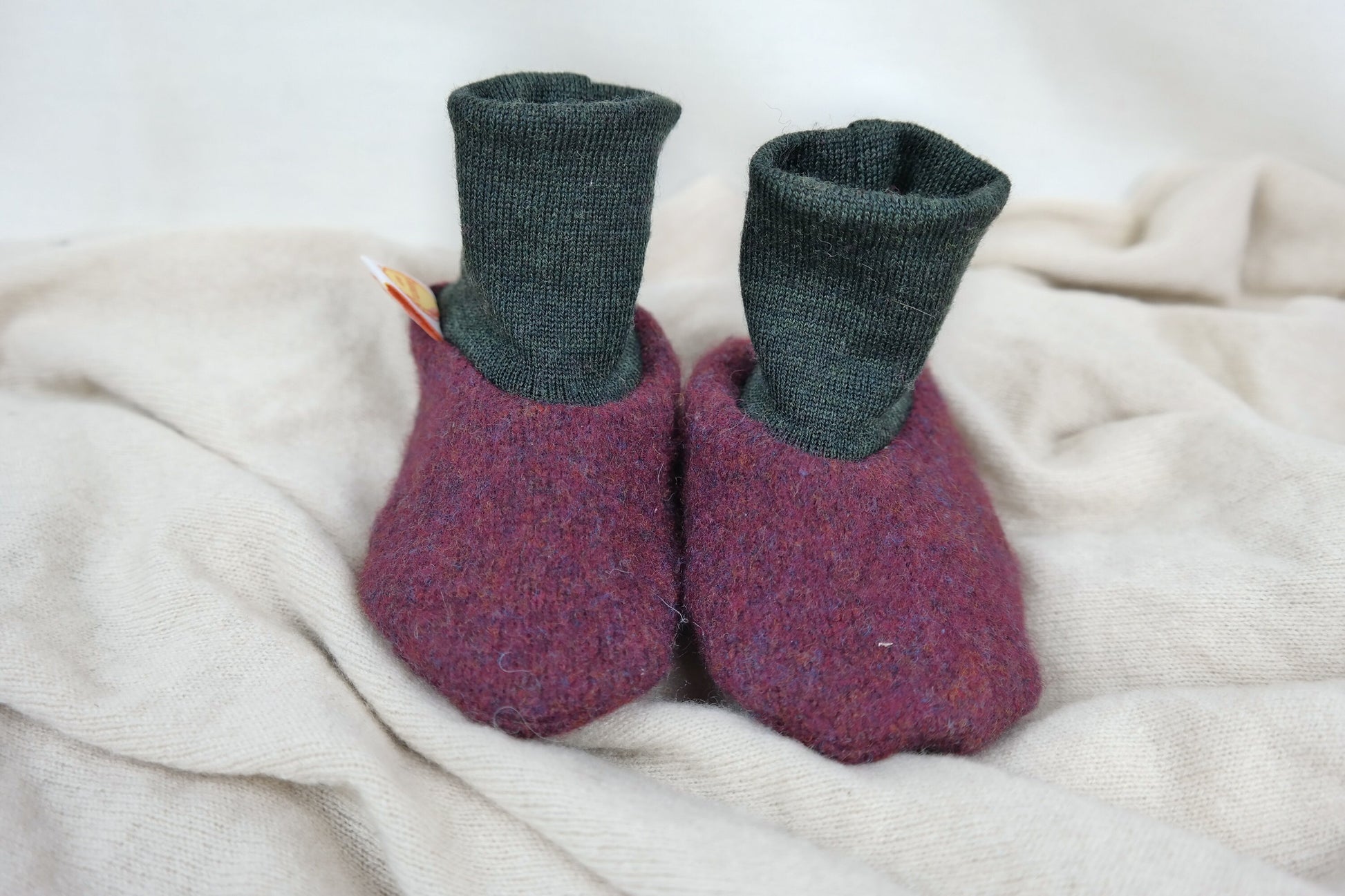 Warme Babyschuhe 3-6 M aus Upcycling Wolle in Beerenlila und Dunkelgrün