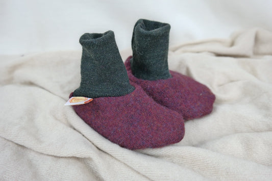 Warme Babyschuhe 3-6 M aus Upcycling Wolle in Beerenlila und Dunkelgrün