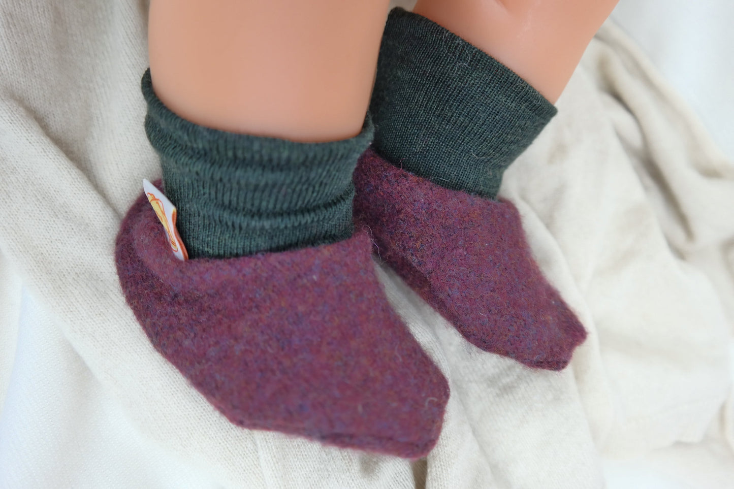 Warme Babyschuhe 3-6 M aus Upcycling Wolle in Beerenlila und Dunkelgrün