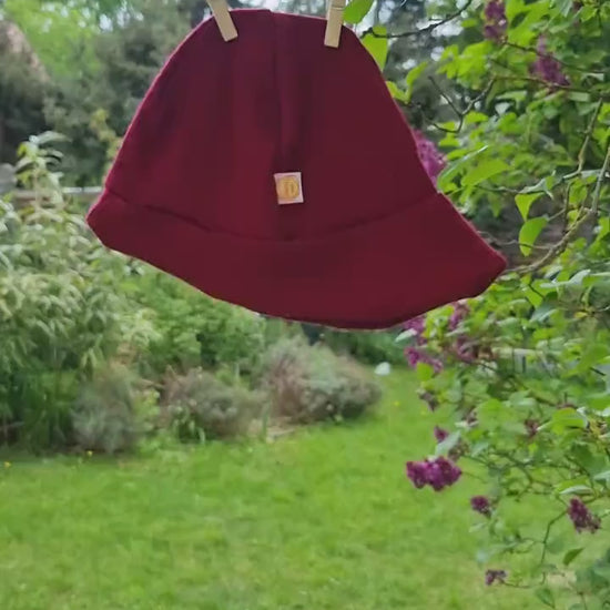 Sonnenhut Baby Kleinkind verschiedene Größen mit Nackenschutz aus 100 % Upcycling Wolle in Weinrot