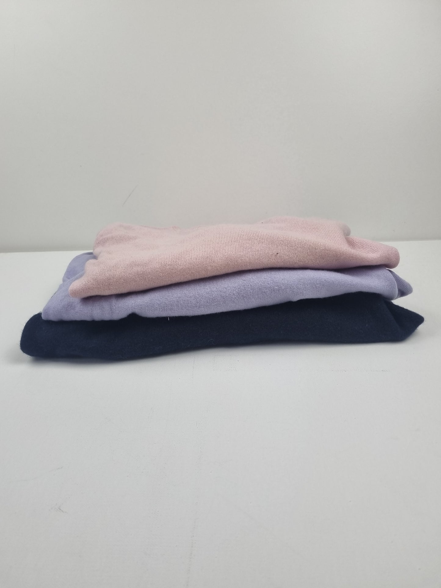 Upcycling-Materialpaket: 3 verdichtete Wollpullover für kreative Projekte in Blau, Lila, Rosa